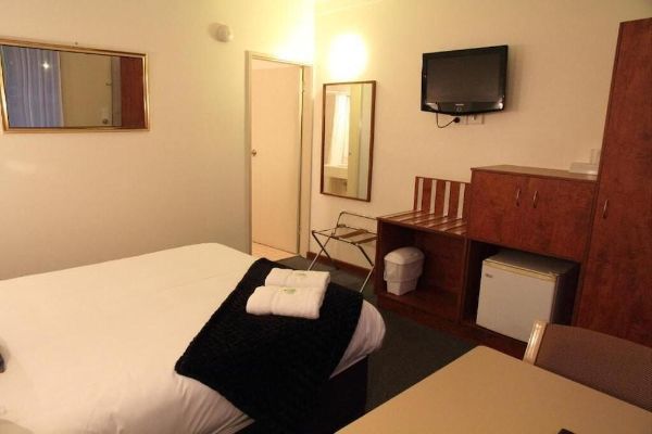 Plainsman Motel (Forbes)